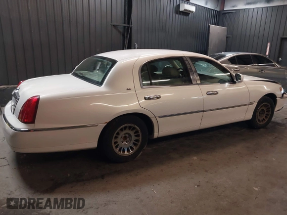 2001 Lincoln Town Car Cartier z VIN 1LNHM83W51Y609962, wystawiony jako IAAI lot #41623323 z przebiegiem 201 799 mil mil oraz . Historia ofert i sprzedaży dostępna na DreamBid. Obrazek 4.
