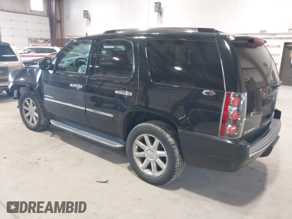 2013 GMC Yukon Denali with VIN 1GKS2EEF0DR105804, listed as a IAAI auction lot 42028402 with 121,054 mi miles. Bid and sale history available at carsss.com. Image 3.