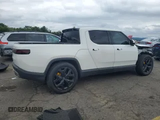 2022 Rivian R1T Adventure z VIN 7FCTGAAA3NN015635, wystawiony jako Copart lot #62676854 z przebiegiem 10 608 mil mil oraz Szkody całkowita. Historia ofert i sprzedaży dostępna na DreamBid. Obrazek 3.