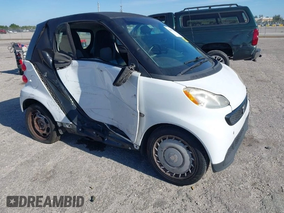 2013 Smart fortwo Pure z VIN WMEEJ3BA5DK619182, wystawiony jako IAAI lot #41857040 z przebiegiem 84 840 mil mil oraz . Historia ofert i sprzedaży dostępna na DreamBid. Obrazek 1.