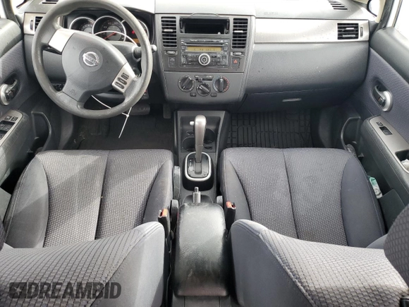 2009 Nissan Versa S z VIN 3N1BC13E89L383363, wystawiony jako Copart lot #72003164 z przebiegiem 104 953 mil mil oraz Szkoda całkowita • Salvage title. Historia ofert i sprzedaży dostępna na DreamBid. Obrazek 8.