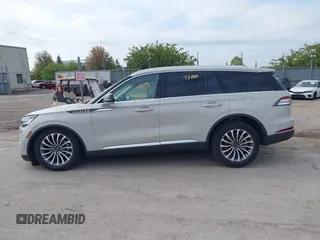 2023 Lincoln Aviator Reserve z VIN 5LM5J7WC0PGL29563, wystawiony jako IAAI lot #42219788 z przebiegiem 4 861 mil mil oraz . Historia ofert i sprzedaży dostępna na DreamBid. Obrazek 14.
