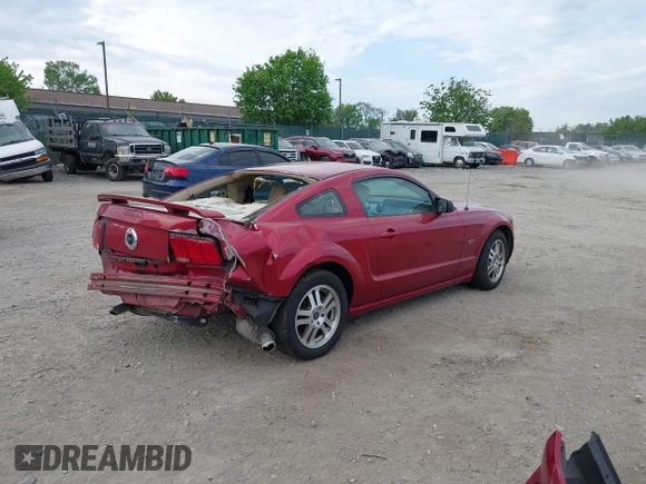 2005 Ford Mustang GT Deluxe z VIN 1ZVHT82H055218846, wystawiony jako IAAI lot #42169493 z przebiegiem 184 397 mil mil oraz . Historia ofert i sprzedaży dostępna na DreamBid. Obrazek 4.
