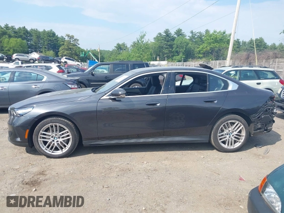 2024 BMW 5 Series 530i с VIN WBA43FJ03RCS39433, выставлен на аукционе IAAI как лот 42396985 с пробегом 2 327 миль миль и . История ставок и продаж доступна на DreamBid. Изображение 14.