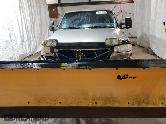2002 GMC Sierra 1500HD SLE z VIN 1GTGK13U22F240809, wystawiony jako Copart lot #78621474 z przebiegiem 201 346 mil mil oraz Szkody całkowita. Historia ofert i sprzedaży dostępna na DreamBid. Obrazek 5.