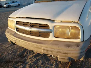 2000 Chevrolet Tracker z VIN 2CNBE18C3Y6920718, wystawiony jako IAAI lot #41566833 z przebiegiem 157 316 mil mil oraz . Historia ofert i sprzedaży dostępna na DreamBid. Obrazek 6.