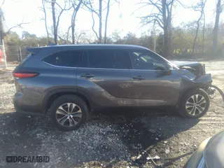 2021 Toyota Highlander XLE with VIN 5TDGZRAH4MS063067, listed as a IAAI auction lot 41740221 with 68,376 mi miles. Bid and sale history available at carsss.com. Image 13.