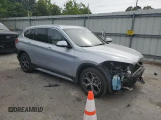 2018 BMW X1 sDrive28i z VIN WBXHU7C32J3H44095, wystawiony jako Copart lot #53780865 z przebiegiem Nie podano mil oraz Szkody całkowita. Historia ofert i sprzedaży dostępna na DreamBid. Obrazek 4.