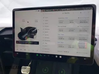 2024 Tesla Model Y Long Range z VIN 7SAYGDEE2RA233855, wystawiony jako IAAI lot #42148956 z przebiegiem 14 385 mil mil oraz . Historia ofert i sprzedaży dostępna na DreamBid. Obrazek 16.