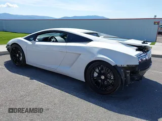 2009 Lamborghini Gallardo z VIN ZHWGU54T59LA07777, wystawiony jako IAAI lot #39749159 z przebiegiem 8730 mil mil oraz . Historia ofert i sprzedaży dostępna na DreamBid. Obrazek 3.