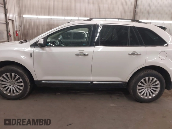 2014 Lincoln MKX z VIN 2LMDJ8JK7EBL18541, wystawiony jako IAAI lot #41684416 z przebiegiem 121 568 mil mil oraz . Historia ofert i sprzedaży dostępna na DreamBid. Obrazek 15.