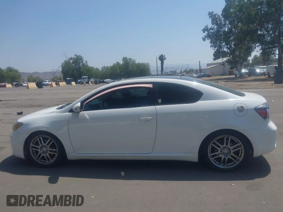 2010 Scion tC z VIN JTKDE3B70A0321271, wystawiony jako IAAI lot #42461229 z przebiegiem 181 319 mil mil oraz . Historia ofert i sprzedaży dostępna na DreamBid. Obrazek 15.