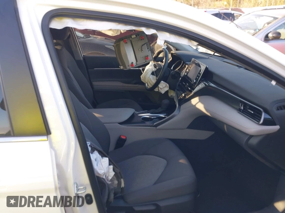 2024 Toyota Camry LE z VIN 4T1R11AK6RU888622, wystawiony jako IAAI lot #41102520 z przebiegiem 12 717 mil mil oraz . Historia ofert i sprzedaży dostępna na DreamBid. Obrazek 5.
