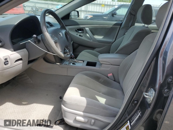 2008 Toyota Camry LE z VIN 4T1BK46K38U564521, wystawiony jako Copart lot #56508825 z przebiegiem 238 689 mil mil oraz Czysty tytuł • Clean title. Historia ofert i sprzedaży dostępna na DreamBid. Obrazek 7.