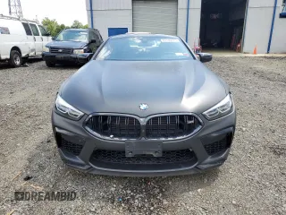 2020 BMW M8 z VIN WBSAE0C08LCD56258, wystawiony jako Copart lot #61100723 z przebiegiem 6 231 mil mil oraz . Historia ofert i sprzedaży dostępna na DreamBid. Obrazek 5.