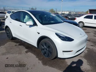 2024 Tesla Model Y Long Range z VIN 7SAYGDEE1RF150937, wystawiony jako IAAI lot #41208935 z przebiegiem 6 704 mil mil oraz . Historia ofert i sprzedaży dostępna na DreamBid. Obrazek 1.