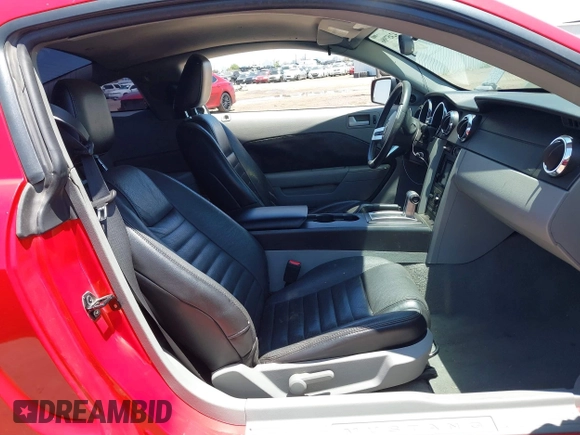 2008 Ford Mustang Deluxe z VIN 1ZVHT80N285196572, wystawiony jako IAAI lot #42457986 z przebiegiem 201 327 mil mil oraz . Historia ofert i sprzedaży dostępna na DreamBid. Obrazek 5.