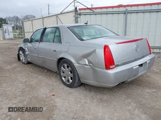 2006 Cadillac DTS 1SC z VIN 1G6KD57Y56U126557, wystawiony jako IAAI lot #41565515 z przebiegiem 251 316 mil mil oraz . Historia ofert i sprzedaży dostępna na DreamBid. Obrazek 3.