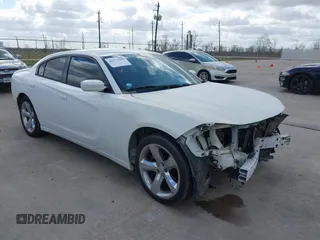 2015 Dodge Charger SE z VIN 2C3CDXBG3FH866899, wystawiony jako IAAI lot #41772590 z przebiegiem 139 203 mil mil oraz . Historia ofert i sprzedaży dostępna na DreamBid. Obrazek 1.