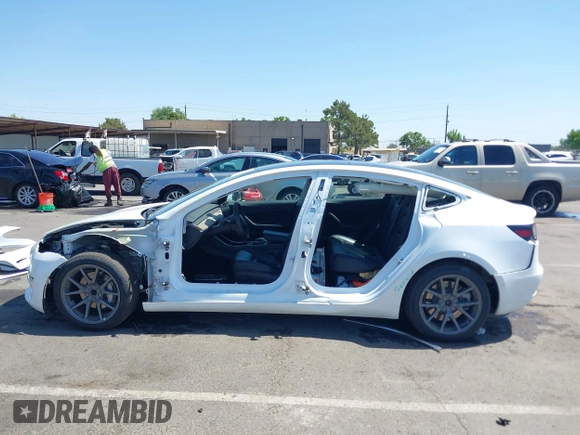 2020 Tesla Model 3 Standard Range Plus z VIN 5YJ3E1EA6LF659311, wystawiony jako IAAI lot #42363341 z przebiegiem 96 378 mil mil oraz . Historia ofert i sprzedaży dostępna na DreamBid. Obrazek 15.
