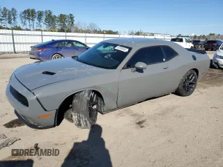 2019 Dodge Challenger SXT z VIN 2C3CDZAG4KH521999, wystawiony jako Copart lot #42093645 z przebiegiem 83 704 mil mil oraz Szkody całkowita. Historia ofert i sprzedaży dostępna na DreamBid. Obrazek 1.