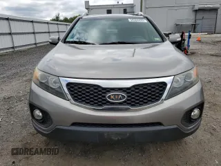 2011 Kia Sorento EX z VIN 5XYKU4A25BG002005, wystawiony jako Copart lot #56504425 z przebiegiem 192 744 mil mil oraz Szkoda całkowita • Salvage title. Historia ofert i sprzedaży dostępna na DreamBid. Obrazek 5.