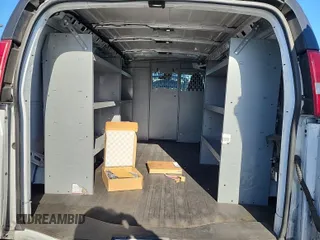 2020 Chevrolet Express Cargo z VIN 1GCWGAFG8L1252738, wystawiony jako IAAI lot #42617603 z przebiegiem 65 745 mil mil oraz . Historia ofert i sprzedaży dostępna na DreamBid. Obrazek 4.