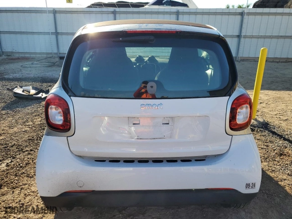 2017 Smart fortwo pure with VIN WMEFJ5DA6HK219988, listed as a Copart auction lot 71891414 with 9,731 mi miles and Clean Title. Bid and sale history available at carsss.com. Image 6.