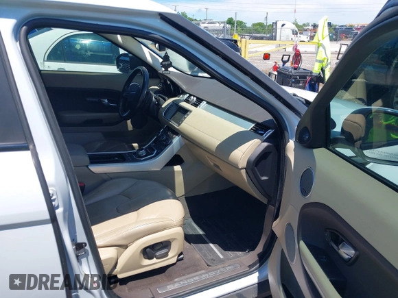 2015 Land Rover Range Rover Evoque Pure Premium z VIN SALVR2BG2FH075464, wystawiony jako IAAI lot #42268278 z przebiegiem 135 426 mil mil oraz . Historia ofert i sprzedaży dostępna na DreamBid. Obrazek 5.
