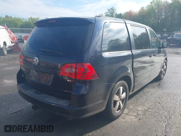 2011 Volkswagen Routan SE z VIN 2V4RW3DG3BR717246, wystawiony jako IAAI lot #42196697 z przebiegiem 155 375 mil mil oraz . Historia ofert i sprzedaży dostępna na DreamBid. Obrazek 4.