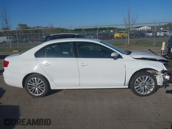 2014 Volkswagen Jetta SEL z VIN 3VWL17AJ8EM336569, wystawiony jako IAAI lot #41975776 z przebiegiem 134 967 mil mil oraz . Historia ofert i sprzedaży dostępna na DreamBid. Obrazek 13.