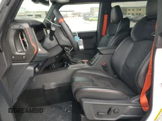 2024 Ford Bronco Raptor z VIN 1FMEE0RR0RLA38568, wystawiony jako Copart lot #41810505 z przebiegiem 168 mil mil oraz Szkoda całkowita • Salvage title. Historia ofert i sprzedaży dostępna na DreamBid. Obrazek 7.