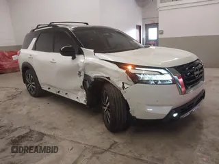 2024 Nissan Pathfinder Platinum z VIN 5N1DR3DK4RC279481, wystawiony jako IAAI lot #41581661 z przebiegiem 6016 mil mil oraz . Historia ofert i sprzedaży dostępna na DreamBid. Obrazek 1.
