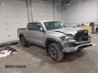 2020 Toyota Tacoma SR5 z VIN 3TYCZ5AN6LT004604, wystawiony jako IAAI lot #42093547 z przebiegiem 70 843 mil mil oraz . Historia ofert i sprzedaży dostępna na DreamBid. Obrazek 1.