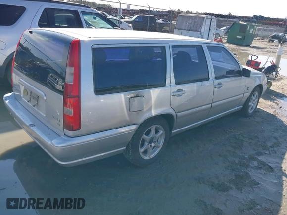 2000 Volvo V70 with VIN YV1LW61J1Y2706507, listed as a IAAI auction lot 41687213 with 241,470 mi miles. Bid and sale history available at carsss.com. Image 4.