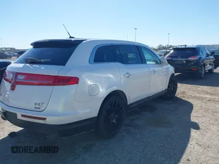 2016 Lincoln MKT EcoBoost z VIN 2LMHJ5AT0GBL00877, wystawiony jako IAAI lot #41722584 z przebiegiem 148 585 mil mil oraz . Historia ofert i sprzedaży dostępna na DreamBid. Obrazek 4.