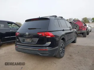 2023 Volkswagen Tiguan S z VIN 3VVRB7AX7PM036833, wystawiony jako IAAI lot #41827631 z przebiegiem 43 383 mil mil oraz . Historia ofert i sprzedaży dostępna na DreamBid. Obrazek 4.