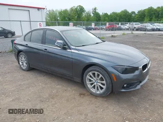 2018 BMW 3 Series 320i z VIN WBA8A9C55JAH14195, wystawiony jako IAAI lot #42376385 z przebiegiem 40 941 mil mil oraz . Historia ofert i sprzedaży dostępna na DreamBid. Obrazek 1.