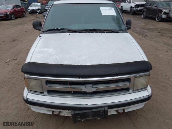 1997 Chevrolet Blazer LS with VIN 1GNDT13W3VK195996, listed as a IAAI auction lot 41777945 with 203,430 mi miles. Bid and sale history available at carsss.com. Image 6.