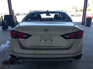 2019 Nissan Altima 2.5 SL with VIN 1N4BL4EV0KC180633, listed as a IAAI auction lot 41770419 with 113,740 mi miles. Bid and sale history available at carsss.com. Image 15.
