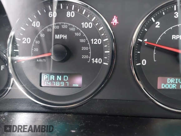 2007 Jeep Commander Sport z VIN 1J8HG48K47C546586, wystawiony jako IAAI lot #42399660 z przebiegiem 147 897 mil mil oraz . Historia ofert i sprzedaży dostępna na DreamBid. Obrazek 7.