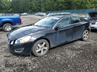 2013 Volvo S60 T5 Premier z VIN YV1612FSXD2203168, wystawiony jako Copart lot #84767264 z przebiegiem 156 370 mil mil oraz Szkody całkowita. Historia ofert i sprzedaży dostępna na DreamBid. Obrazek 1.