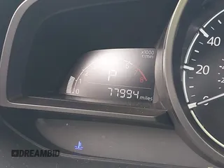 2018 Mazda 3 Sport z VIN 3MZBN1K76JM212245, wystawiony jako IAAI lot #42348528 z przebiegiem 77 994 mil mil oraz . Historia ofert i sprzedaży dostępna na DreamBid. Obrazek 16.