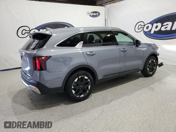 2024 Kia Sorento S z VIN 5XYRL4JC4RG257605, wystawiony jako Copart lot #56422215 z przebiegiem 24 422 mil mil oraz Czysty tytuł • Clean title. Historia ofert i sprzedaży dostępna na DreamBid. Obrazek 3.