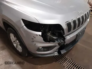 2019 Jeep Cherokee Latitude z VIN 1C4PJMCB0KD122398, wystawiony jako IAAI lot #41798728 z przebiegiem 117 810 mil mil oraz . Historia ofert i sprzedaży dostępna na DreamBid. Obrazek 6.