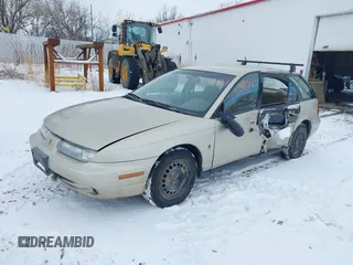 1999 Saturn SW z VIN 1G8ZK8276XZ295812, wystawiony jako IAAI lot #41313503 z przebiegiem 120 857 mil mil oraz . Historia ofert i sprzedaży dostępna na DreamBid. Obrazek 2.