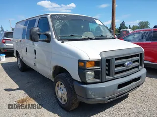 2013 Ford Econoline Cargo Commercial z VIN 1FTNE1EW8DDB05975, wystawiony jako IAAI lot #42522747 z przebiegiem 85 838 mil mil oraz . Historia ofert i sprzedaży dostępna na DreamBid. Obrazek 1.
