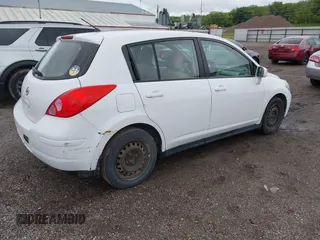 2009 Nissan Versa SL z VIN 3N1BC13E19L401296, wystawiony jako IAAI lot #42326812 z przebiegiem 178 756 mil mil oraz . Historia ofert i sprzedaży dostępna na DreamBid. Obrazek 4.