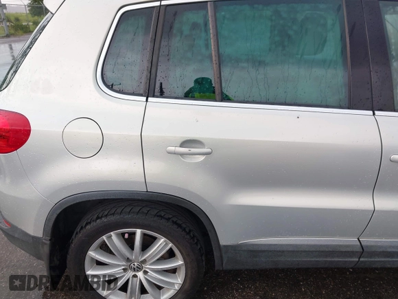 2013 Volkswagen Tiguan SE z VIN WVGAV7AX2DW532486, wystawiony jako IAAI lot #42813235 z przebiegiem 164 321 mil mil oraz . Historia ofert i sprzedaży dostępna na DreamBid. Obrazek 13.