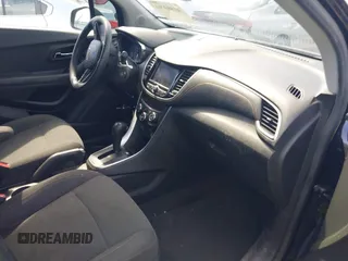 2021 Chevrolet Trax LS z VIN KL7CJKSB8MB303491, wystawiony jako IAAI lot #41803761 z przebiegiem 65 452 mil mil oraz . Historia ofert i sprzedaży dostępna na DreamBid. Obrazek 5.